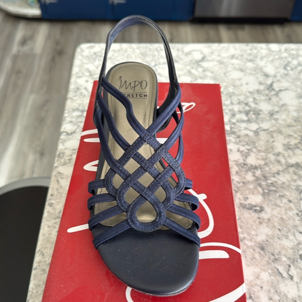 Size 8M navy blue dress shoes. Worn once for a wedding.